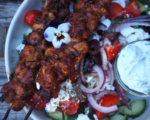 Grillspett med kyckling, fetaost, tomater, rödlök och tzatziki. Ett perfekt souvlaki recept för en somrig middag.