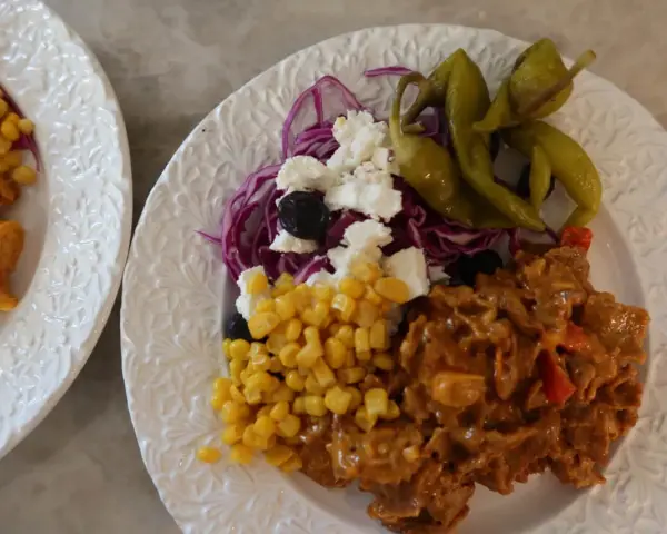 En läcker kebabgryta med ris, majs, fetaost, oliver, rödkål och inlagd paprika. En festlig måltid!