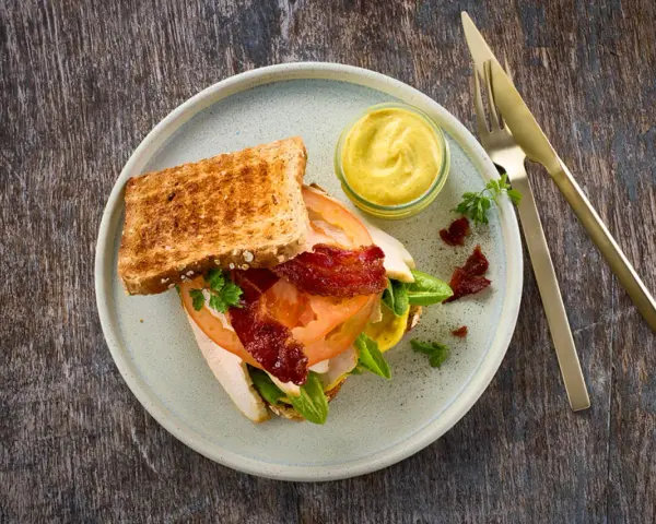 En saftig club sandwich med rostat bröd, krispigt bacon, tomat och sallad. Perfekt för ett snabbt och gott club sandwich recept.