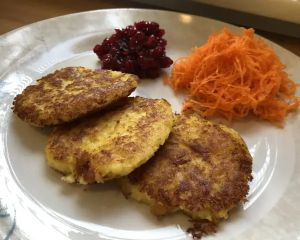 Stekta potatisbullar med lingonsylt och riven morot. Ett klassiskt potatisbullar recept som är lätt att lyckas med.