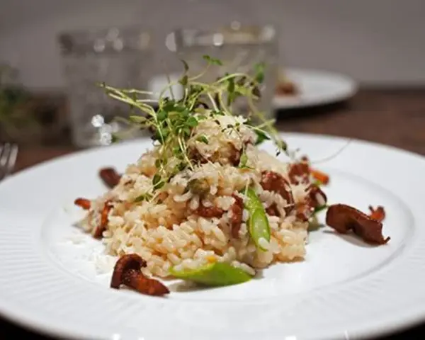 En krämig risotto med kantareller, toppad med färska örter och parmesan. En härlig höstfavorit.