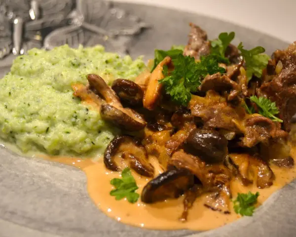 Renskav med krämig svampsås och broccoli-mos. Ett klassiskt renskav recept som passar perfekt till helgen.