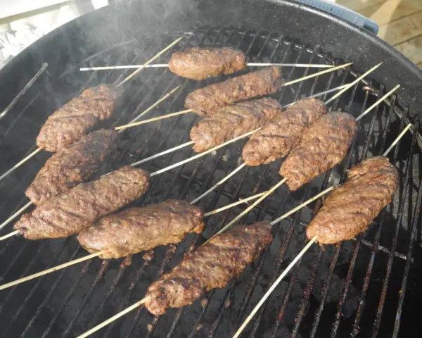 Grillade cevapcici på spett, perfekt för en somrig grillkväll. Detta cevapi recept är enkelt och gott!