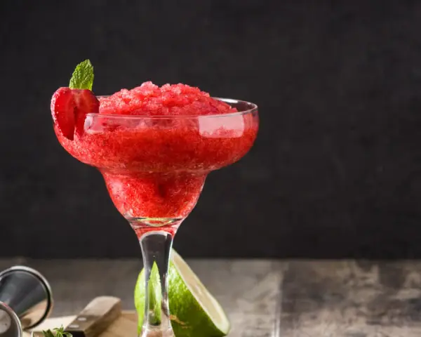 En fryst jordgubbsdaiquiri, perfekt för en varm sommardag. Garnerad med en jordgubbe och mynta.