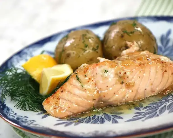 Lax i ugn, perfekt tillagad med citron och dill. Serveras med kokt potatis.