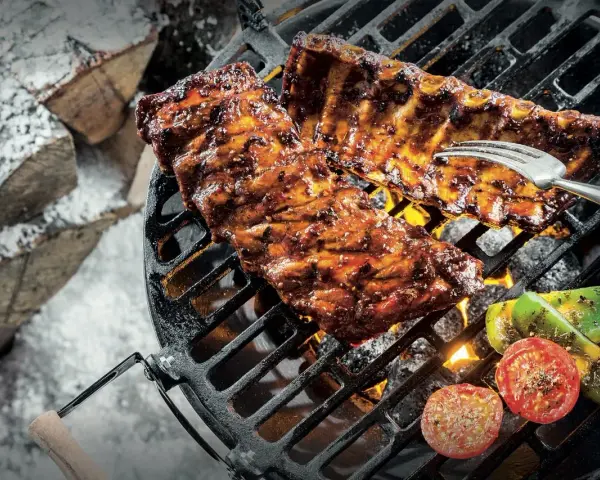 Saftiga revbensspjäll och grönsaker grillas över glödande kol. Ett perfekt grilla recept för kalla dagar.