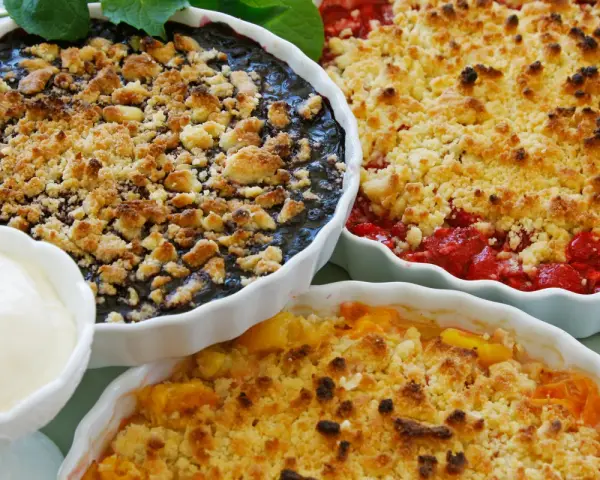 Tre härliga smulpajer: blåbär, jordgubb och persika. Perfekt för ett somrigt smulpaj recept.