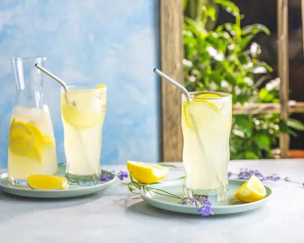 Lynchburg lemonade recept: uppfriskande dryck med citron och is, perfekt för en varm sommardag.