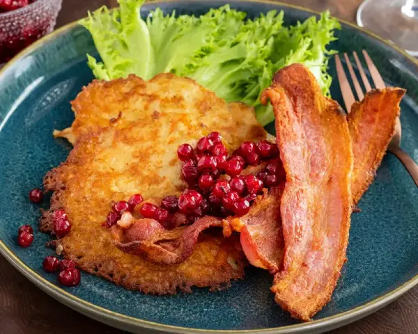 Raggmunk recept: Krispiga potatisplättar med stekt fläsk och lingon. En klassisk svensk rätt som är enkel att laga.