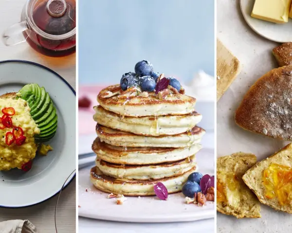 Frukost tips: Äggröra med chili och avokado, fluffiga pannkakor med bär och nötter, samt nybakat bröd med smör och marmelad.