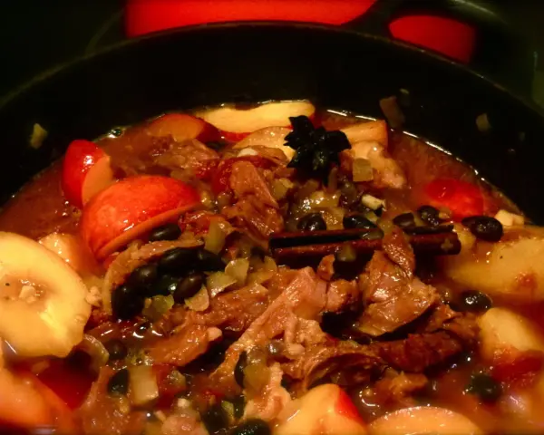 En mustig gryta med kött, äpple och plommon i konjak, kryddad med kanel och stjärnanis.