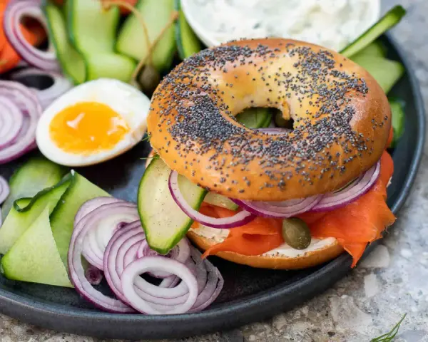 En bagel med lax, färskost, rödlök, gurka och kapris. Ett perfekt brunch recept för en lyxig start på dagen.