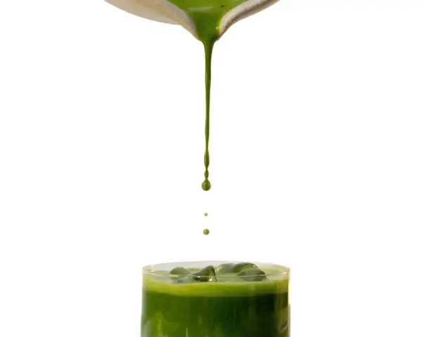 Grön matcha rinner ner i ett glas med is. Undrar du hur smakar matcha? Denna dryck är uppfriskande och full av smak.