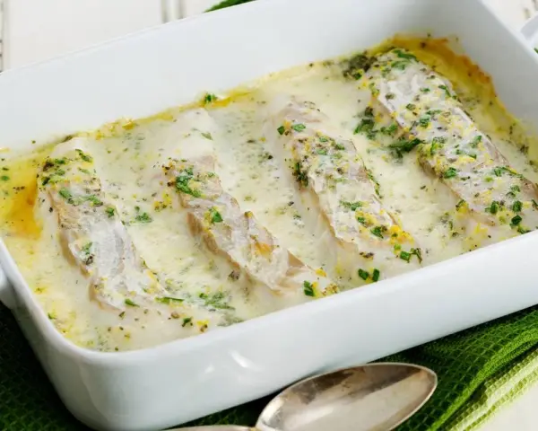 Fiskfiléer i krämig sås med örter, ett enkelt och gott fisk recept.