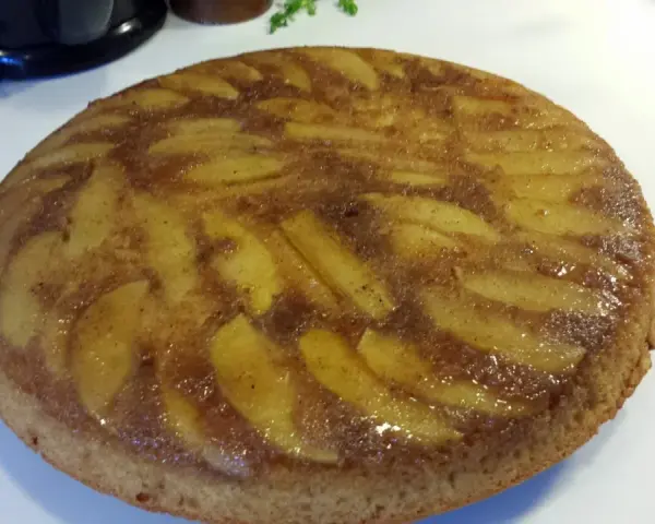 En saftig äppelkaka, upp och ner, med karamelliserade äppelbitar och kanel.
