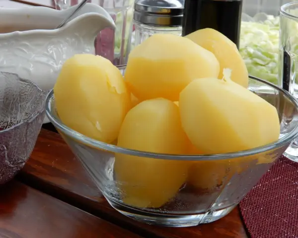 En skål med nykokta, skalade potatisar. En perfekt start för att lära sig hur kokar man potatis till en god middag.