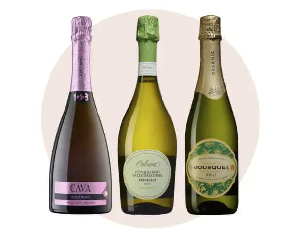 Tre flaskor mousserande vin: en rosa Cava, en grön Prosecco och en guldig ekologisk Brut. Perfekt vin till stifado!