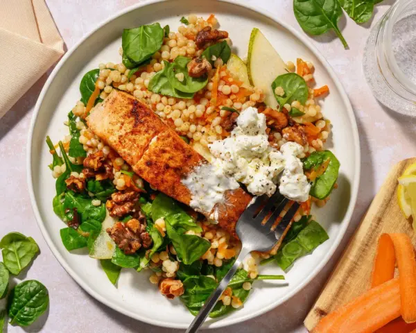 Laxfilé med couscous, spenat, valnötter och päron. En del av billiga recept som är både nyttiga och goda.