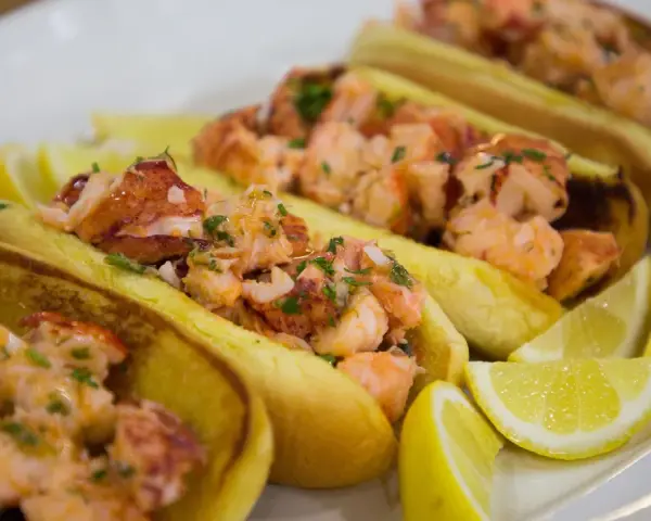 Färska lobster rolls med citronklyftor. Ett perfekt lobster roll recept för en somrig lunch.