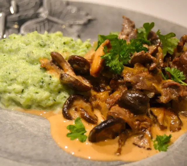 Renskav med krämig svampsås och broccoli-mos. Ett klassiskt renskav recept som passar perfekt till helgen.