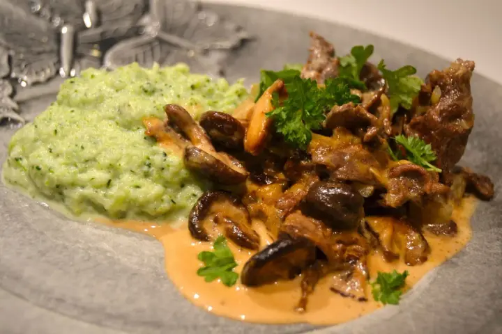 Renskav med krämig svampsås och broccoli-mos. Ett klassiskt renskav recept som passar perfekt till helgen.