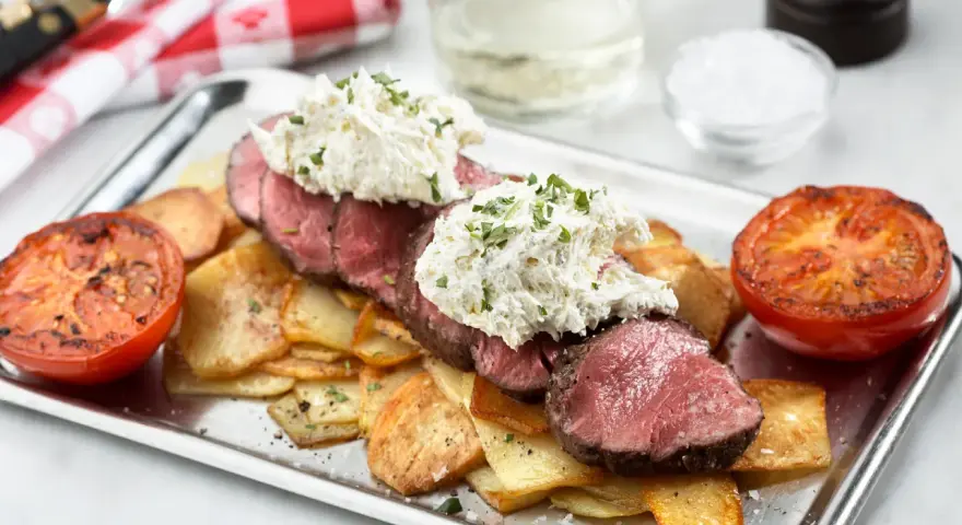 Saftig oxfilé Provencale med krämig topping, serverad med krispiga potatisskivor och grillade tomater. En festmåltid!