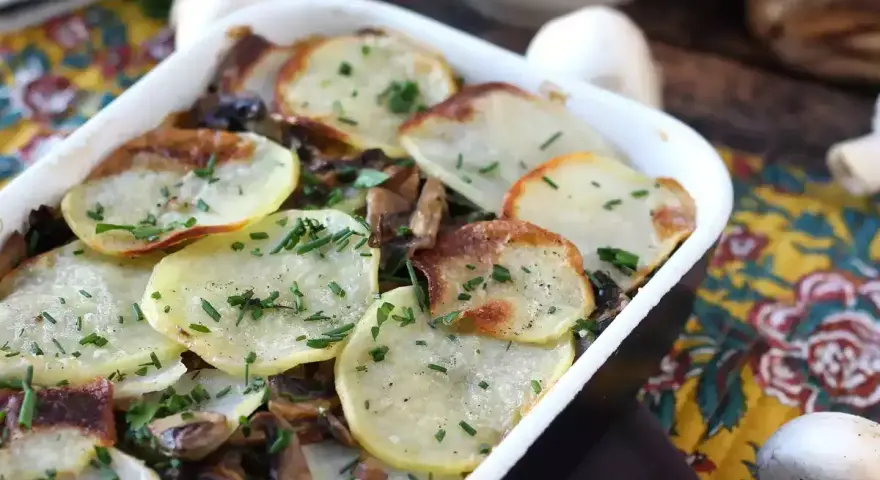 Ugnsbakad idaho potatis med svamp och örter, en rustik och smakrik rätt.