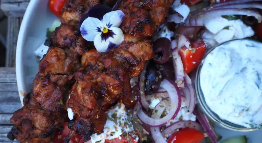 Grillspett med kyckling, fetaost, tomater, rödlök och tzatziki. Ett perfekt souvlaki recept för en somrig middag.