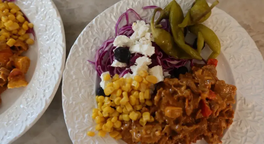 En läcker kebabgryta med ris, majs, fetaost, oliver, rödkål och inlagd paprika. En festlig måltid!