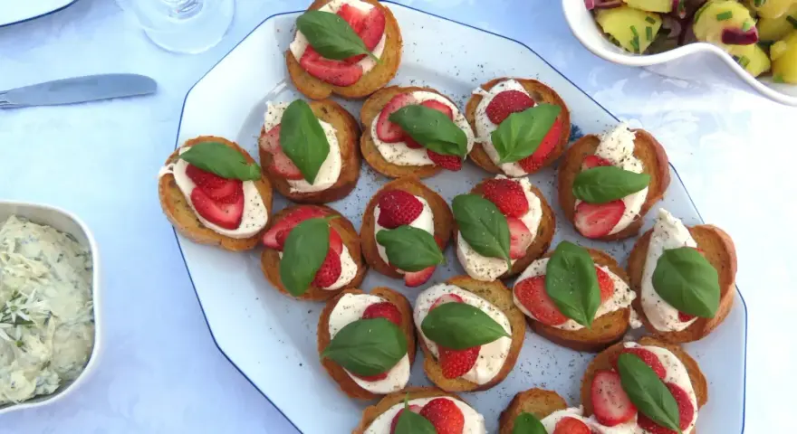 Bruschetta med mozzarella, jordgubbar och basilika. En härlig sommardelikatess som passar perfekt till mingel.
