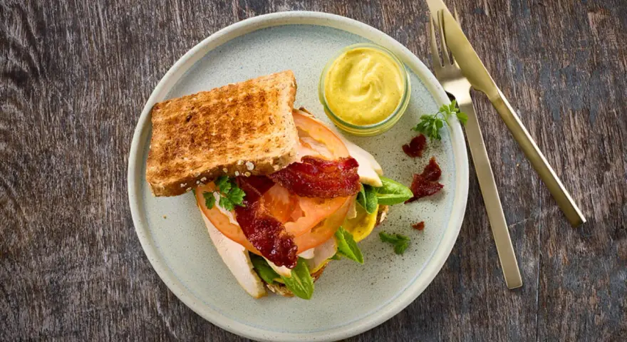 En saftig club sandwich med rostat bröd, krispigt bacon, tomat och sallad. Perfekt för ett snabbt och gott club sandwich recept.
