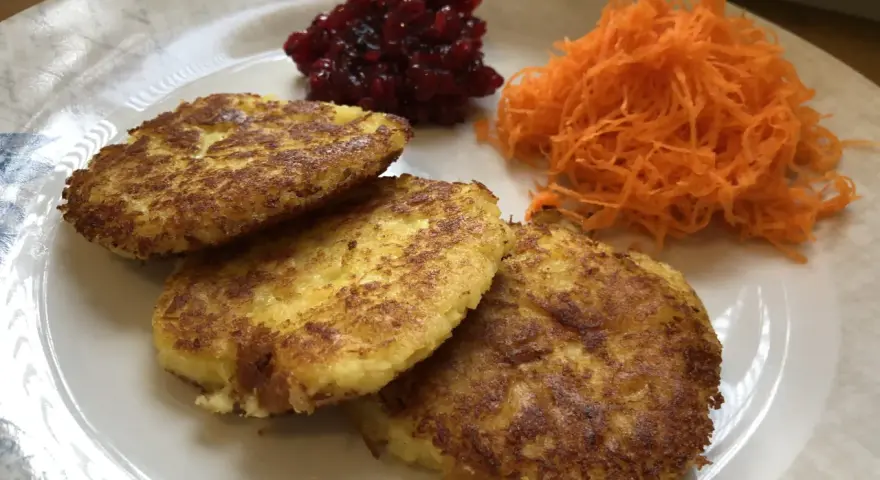 Stekta potatisbullar med lingonsylt och riven morot. Ett klassiskt potatisbullar recept som är lätt att lyckas med.