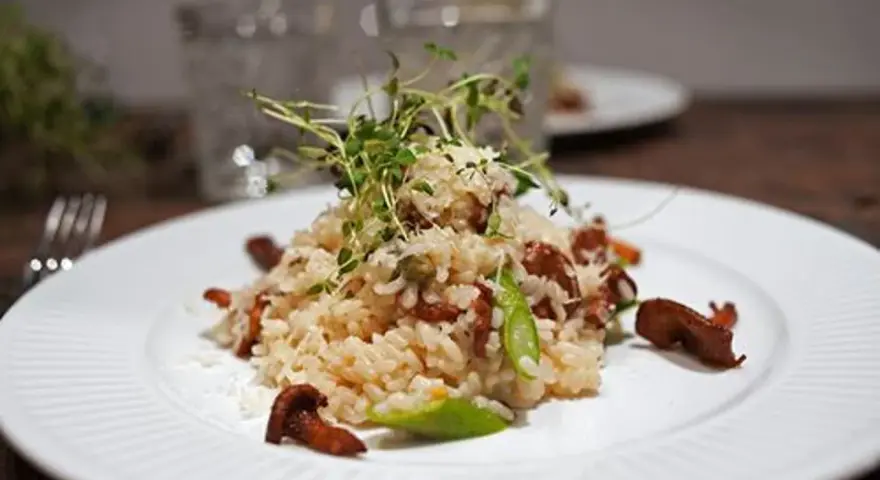 En krämig risotto med kantareller, toppad med färska örter och parmesan. En härlig höstfavorit.