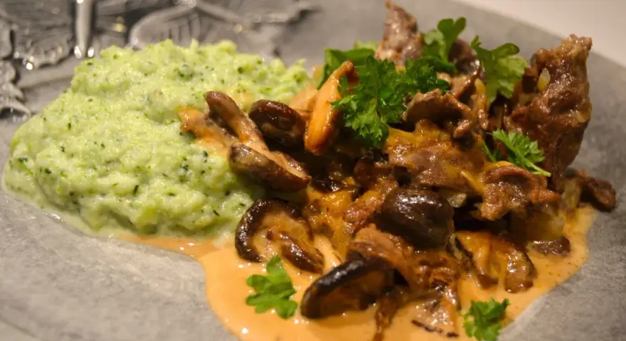 Renskav med krämig svampsås och broccoli-mos. Ett klassiskt renskav recept som passar perfekt till helgen.