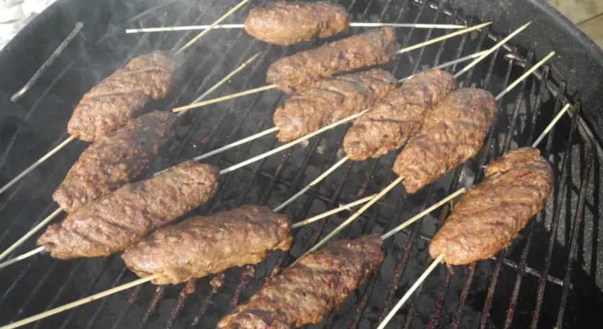 Grillade cevapcici på spett, perfekt för en somrig grillkväll. Detta cevapi recept är enkelt och gott!