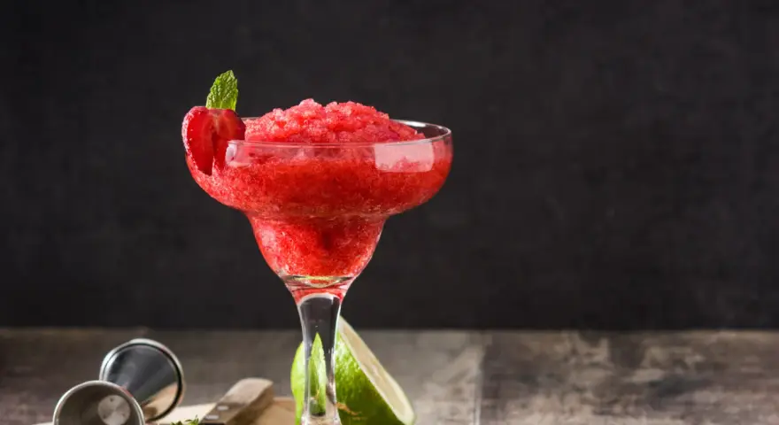 En fryst jordgubbsdaiquiri, perfekt för en varm sommardag. Garnerad med en jordgubbe och mynta.