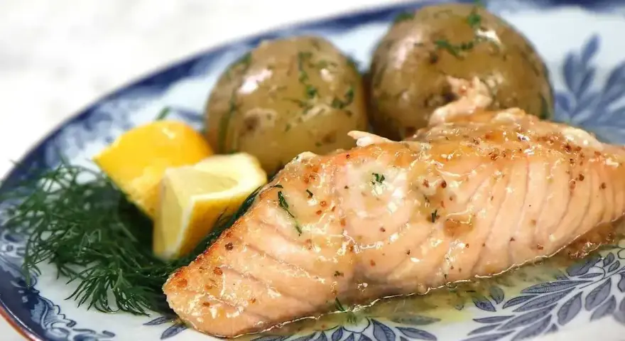 Lax i ugn, perfekt tillagad med citron och dill. Serveras med kokt potatis.