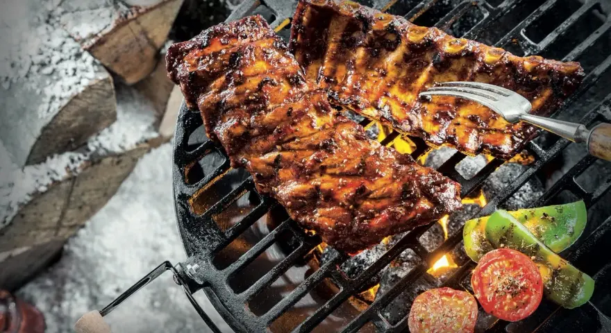 Saftiga revbensspjäll och grönsaker grillas över glödande kol. Ett perfekt grilla recept för kalla dagar.