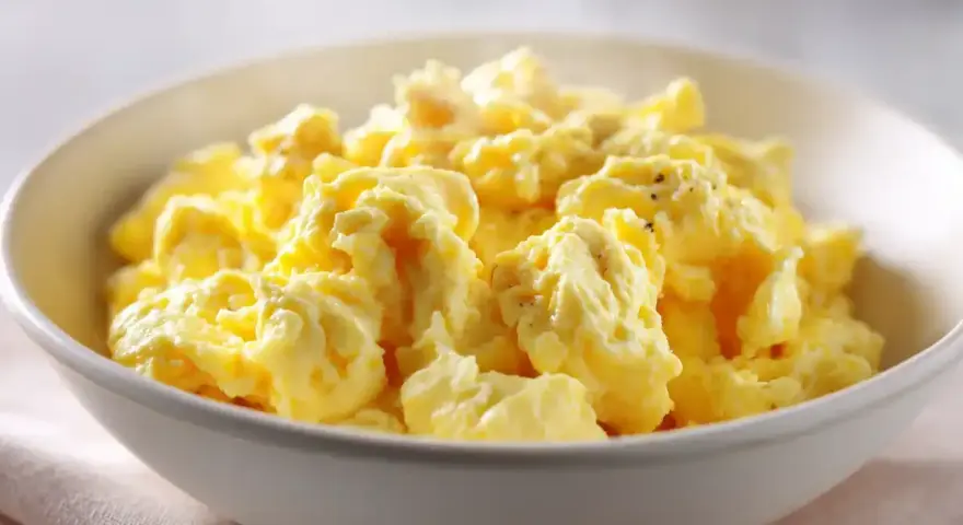 En skål med fluffiga, gyllene äggröror, perfekt för ett enkelt scrambled eggs recept.