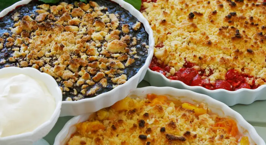 Tre härliga smulpajer: blåbär, jordgubb och persika. Perfekt för ett somrigt smulpaj recept.