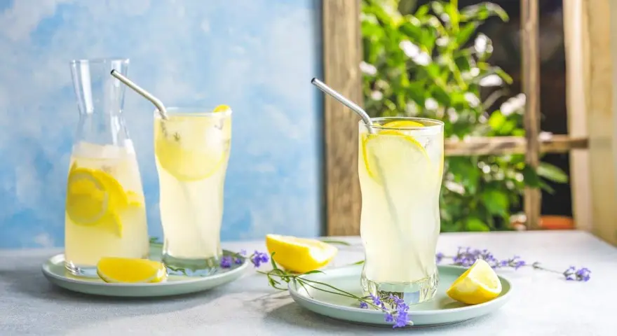 Lynchburg lemonade recept: uppfriskande dryck med citron och is, perfekt för en varm sommardag.