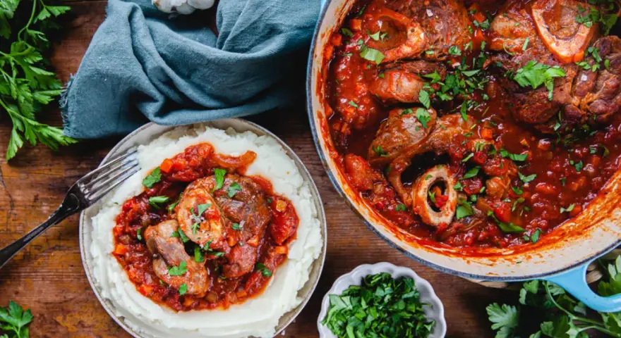 En mustig gryta med osso buco i tomatsås, serverad med krämigt potatismos. Perfekt vin till osso buco!