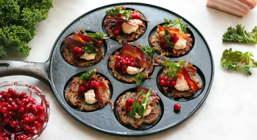 Små rårakor med bacon, gräddfil och lingon i en gjutjärnspanna. Ett härligt recept på rårakor!