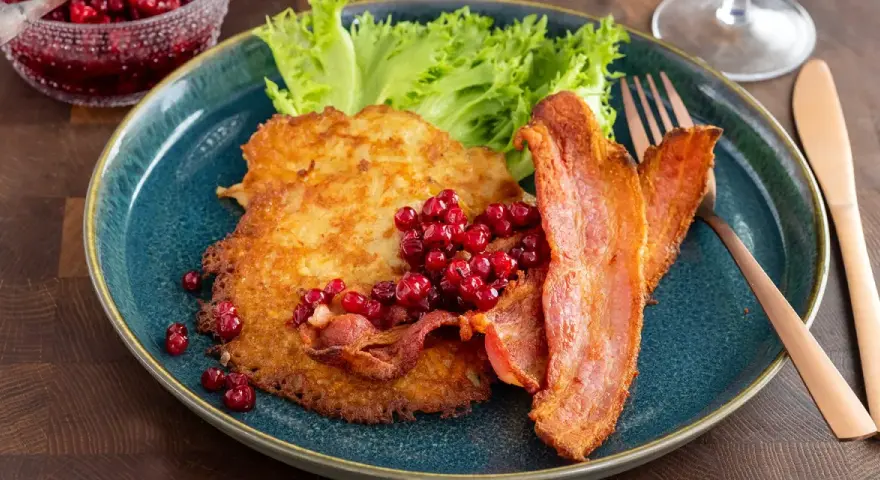 Raggmunk recept: Krispiga potatisplättar med stekt fläsk och lingon. En klassisk svensk rätt som är enkel att laga.
