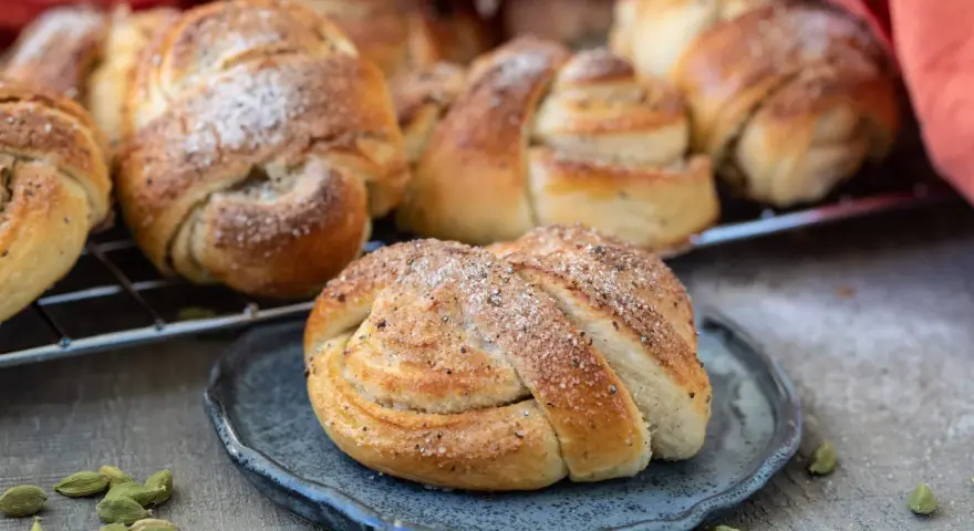 Nybakade bullar med mandelmassa, strösslade med socker och kardemumma. Perfekta till fikat!