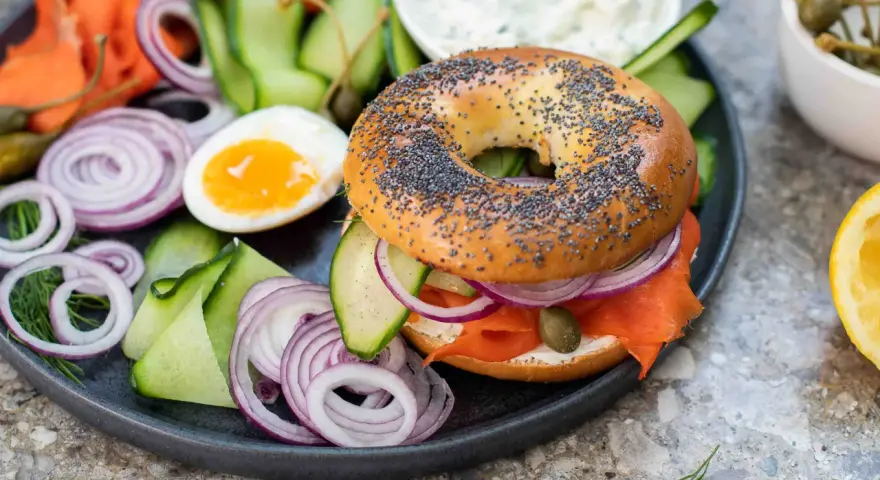 En bagel med lax, färskost, rödlök, gurka och kapris. Ett perfekt brunch recept för en lyxig start på dagen.