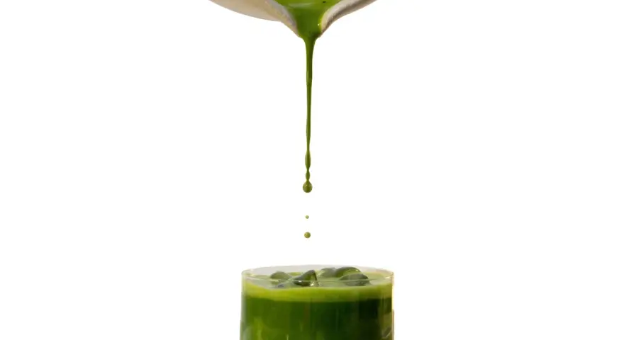 Grön matcha rinner ner i ett glas med is. Undrar du hur smakar matcha? Denna dryck är uppfriskande och full av smak.