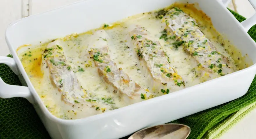 Fiskfiléer i krämig sås med örter, ett enkelt och gott fisk recept.