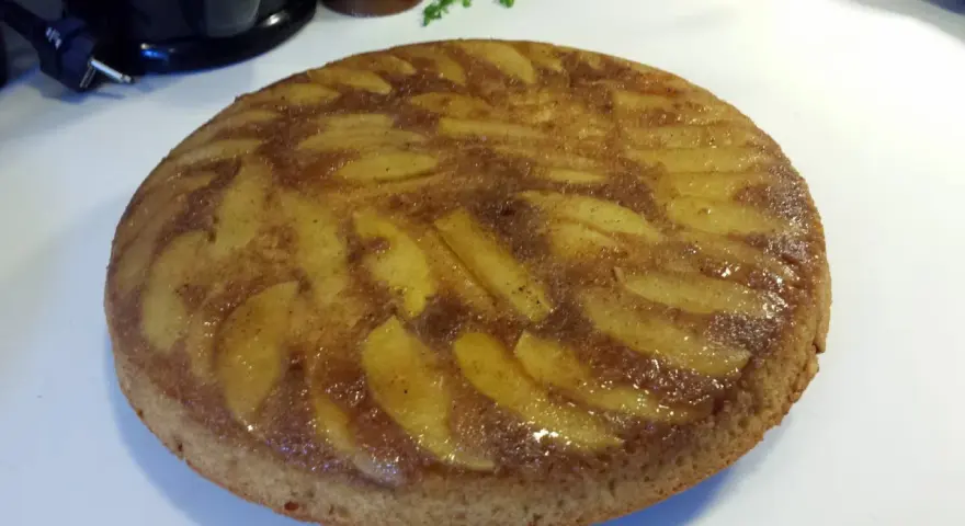 En saftig äppelkaka, upp och ner, med karamelliserade äppelbitar och kanel.