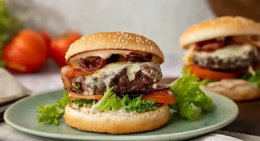Saftig hamburgare i airfryer, perfekt tillagad med ost och bacon. En läcker måltid som är enkel att göra hemma.